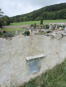 dans le canton de Vaud il n'y a pas que des embrasures qui sont intégrées dans les murs des cimetière...
